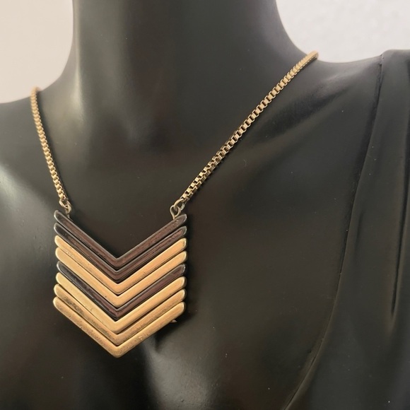 Madewell arrowhead gold tone necklace - Picture 3 of 5